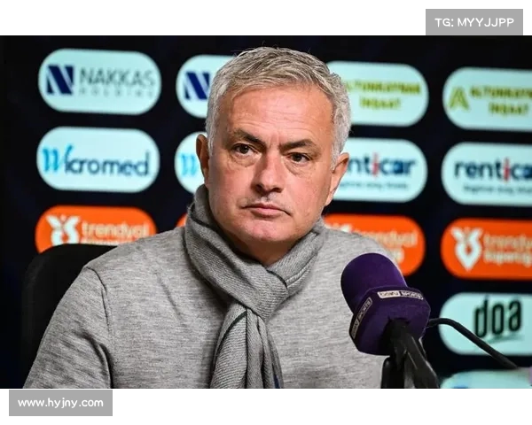 老对手重逢费内巴切击败拉齐奥赛后穆里尼奥与萨里亲切合影 老对手重逢费内巴切击败拉齐奥赛后穆里尼奥与萨里亲切合影